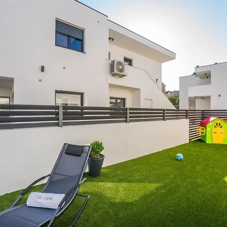 Ferienhaus Mit Privatpool Fur 7 Personen Ca 110 Qm In Vodice-srima, Dalmatien Norddalmatien *